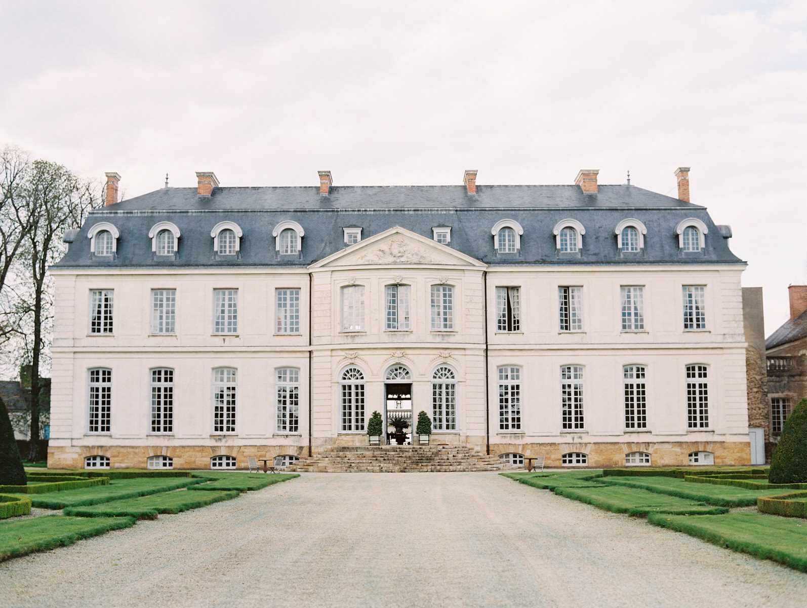 Romantic wedding at Chateau de Grand Luce in Loire Valley | floraison ...