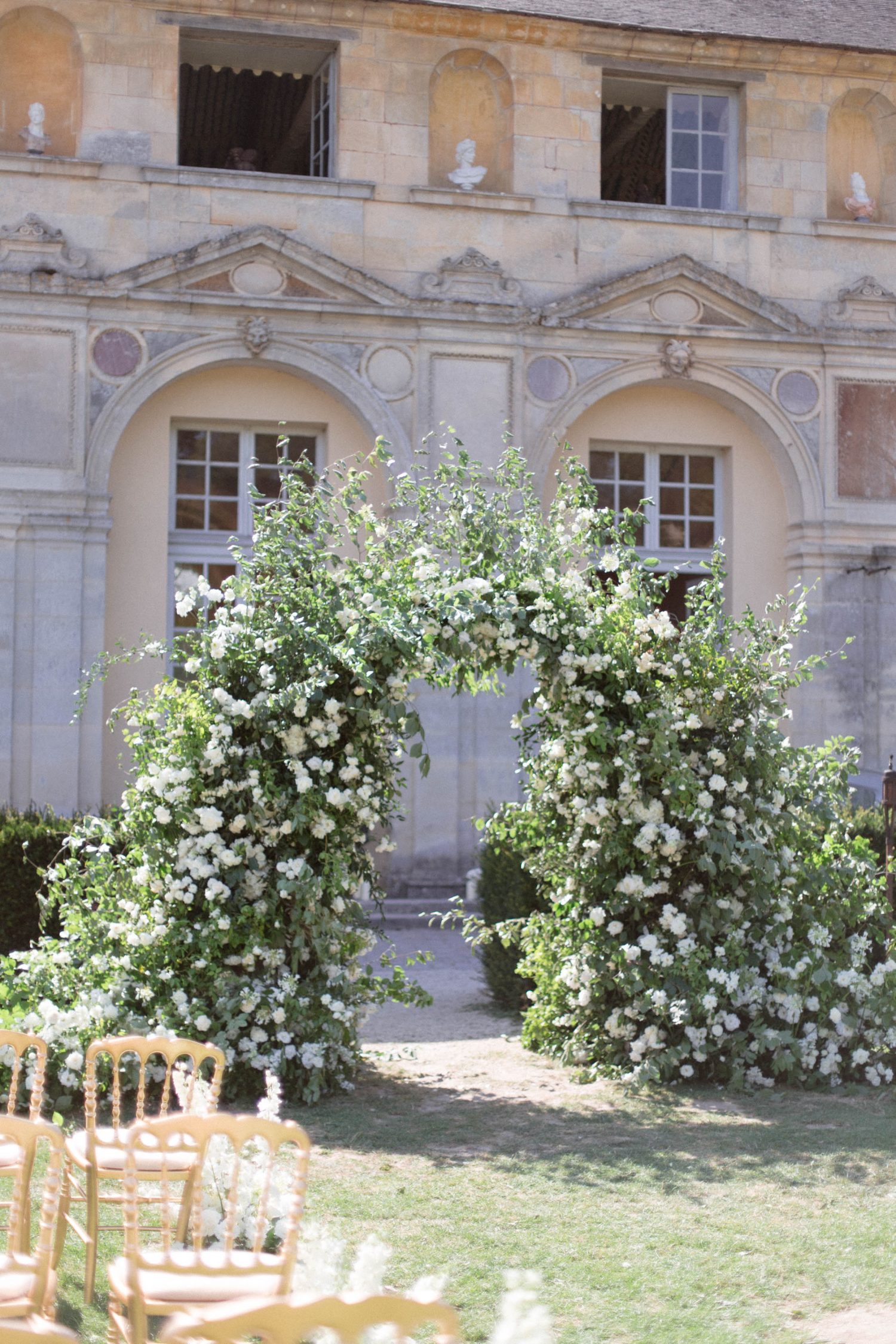 Chateau de Vallery wedding florist Floraison Paris